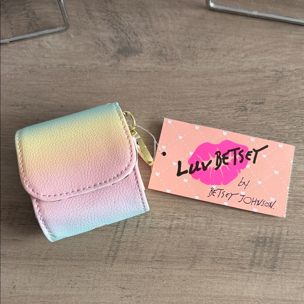 🔖 Betsey Johnson AirPod Case Keychain